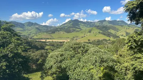 Chácara à Venda em Gonçalves – Vista privilegiada para a Pedra do Baú