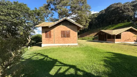 Chácara à Venda em Gonçalves – Vista privilegiada para a Pedra do Baú