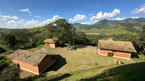 Chácara à Venda em Gonçalves – Vista privilegiada para a Pedra do Baú