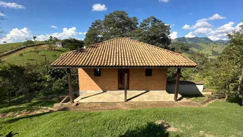 Chácara à Venda em Gonçalves – Vista privilegiada para a Pedra do Baú