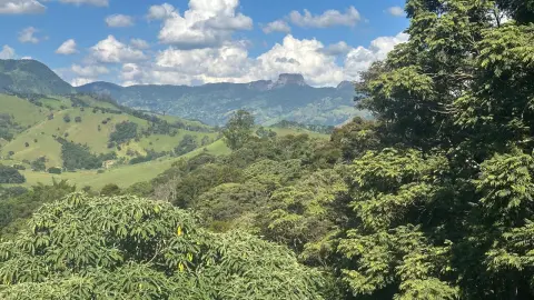 Chácara à Venda em Gonçalves – Vista privilegiada para a Pedra do Baú