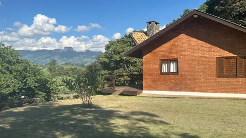 Chácara à Venda em Gonçalves – Vista privilegiada para a Pedra do Baú