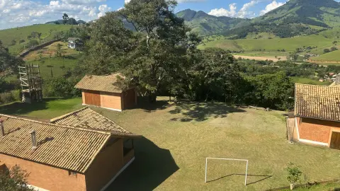 Chácara à Venda em Gonçalves – Vista privilegiada para a Pedra do Baú
