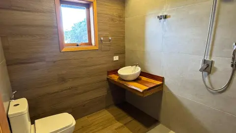 Residência Contemporânea com Vista Privilegiada no Alto do Capivari