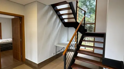 Residência Contemporânea com Vista Privilegiada no Alto do Capivari