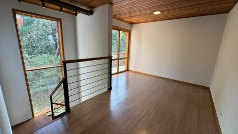 Residência Contemporânea com Vista Privilegiada no Alto do Capivari