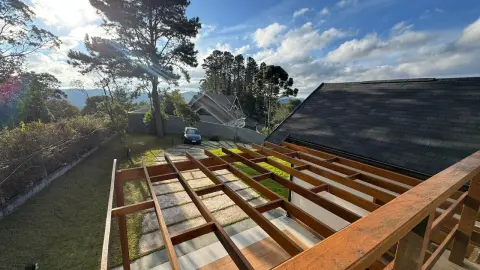 Residência Contemporânea com Vista Privilegiada no Alto do Capivari