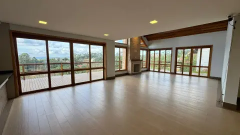 Residência Contemporânea com Vista Privilegiada no Alto do Capivari