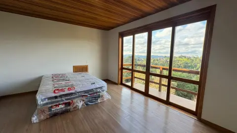 Residência Contemporânea com Vista Privilegiada no Alto do Capivari