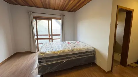 Residência Contemporânea com Vista Privilegiada no Alto do Capivari