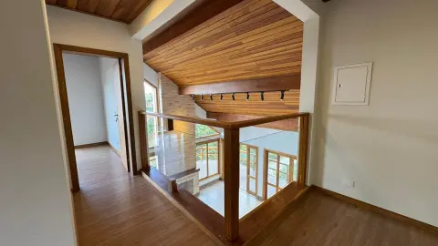 Residência Contemporânea com Vista Privilegiada no Alto do Capivari