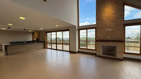 Residência Contemporânea com Vista Privilegiada no Alto do Capivari