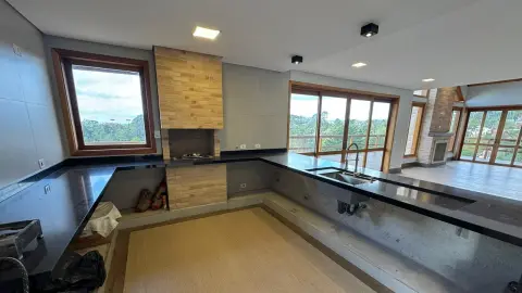 Residência Contemporânea com Vista Privilegiada no Alto do Capivari
