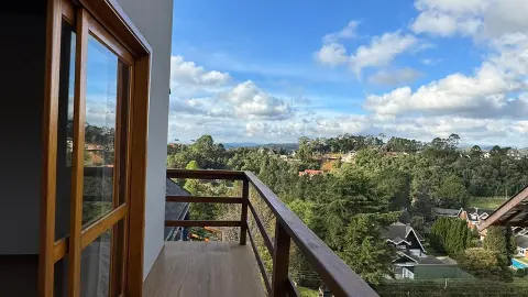 Residência Contemporânea com Vista Privilegiada no Alto do Capivari