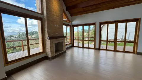 Residência Contemporânea com Vista Privilegiada no Alto do Capivari