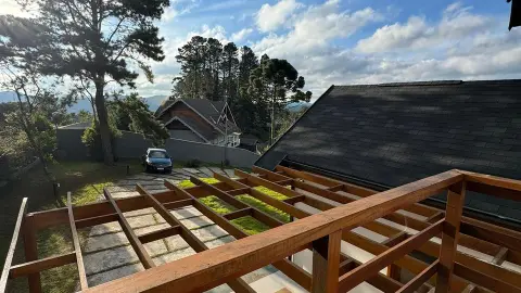 Residência Contemporânea com Vista Privilegiada no Alto do Capivari
