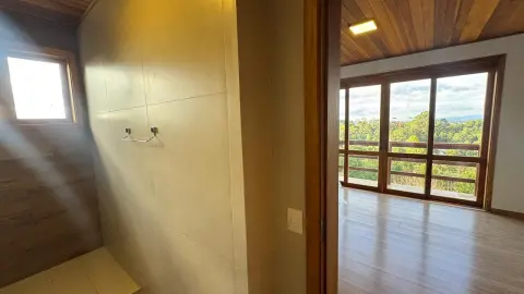 Residência Contemporânea com Vista Privilegiada no Alto do Capivari