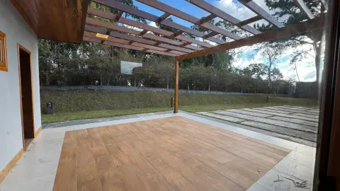Residência Contemporânea com Vista Privilegiada no Alto do Capivari
