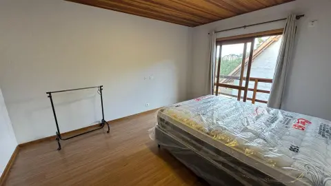 Residência Contemporânea com Vista Privilegiada no Alto do Capivari