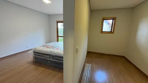Residência Contemporânea com Vista Privilegiada no Alto do Capivari