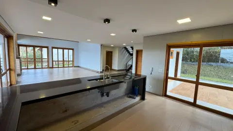 Residência Contemporânea com Vista Privilegiada no Alto do Capivari