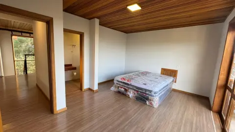 Residência Contemporânea com Vista Privilegiada no Alto do Capivari