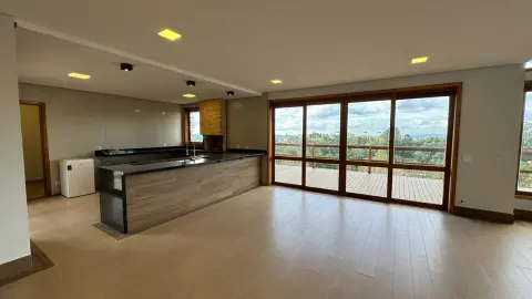Residência Contemporânea com Vista Privilegiada no Alto do Capivari