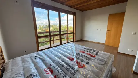 Residência Contemporânea com Vista Privilegiada no Alto do Capivari