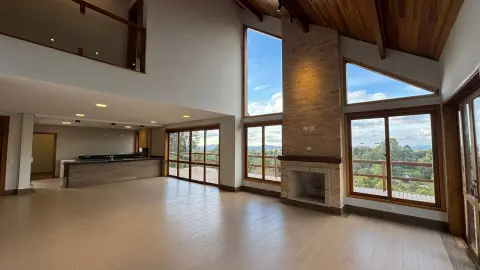Residência Contemporânea com Vista Privilegiada no Alto do Capivari