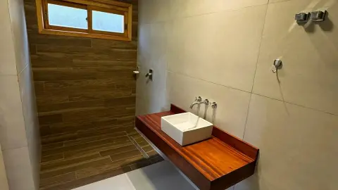 Residência Contemporânea com Vista Privilegiada no Alto do Capivari