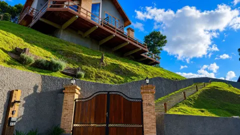 Residência Contemporânea com Vista Privilegiada no Alto do Capivari
