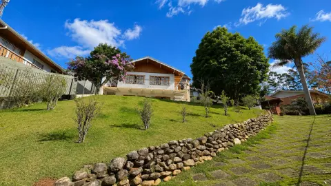 Elegância, conforto e versatilidade  em uma charmosa residência em Campos do Jordão